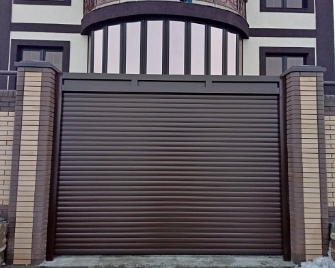 Роллетные ворота Алютех серии Prestige со сплошным алюминиевым профилем роликовой прокатки AG/77 с доставкой в Алуште 